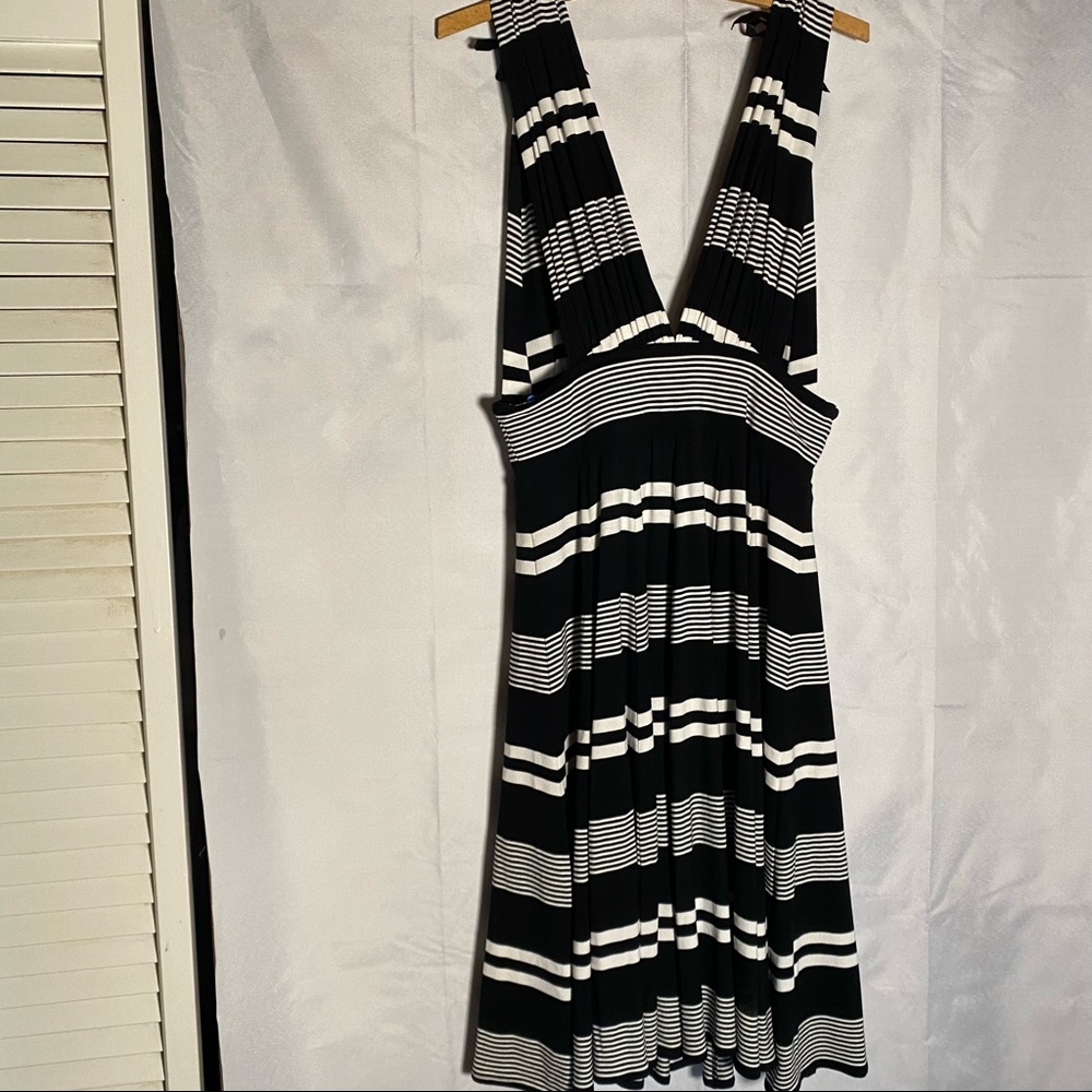 WHITE HOUSE BLACK MARKET DRESS 2 Ways  Size 6 - Picture 9 of 9